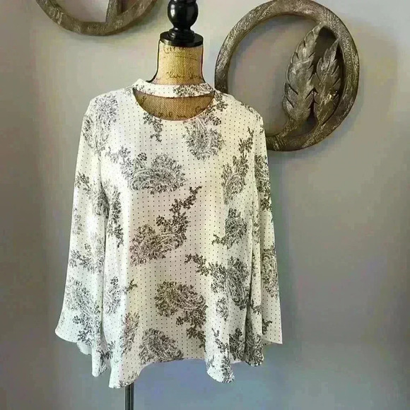 Chico's Tops - Chicos size 3 paisley silk like feel top .  Zipper in back for easy on/ off